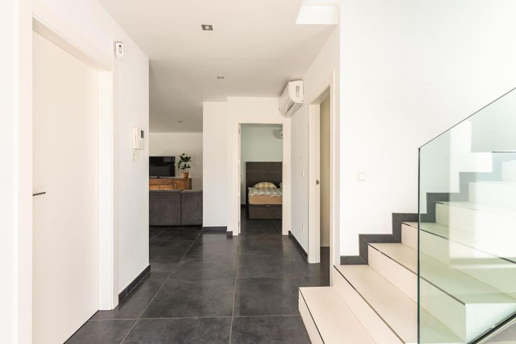 Villa In פינסטראט מראה חיצוני תמונה