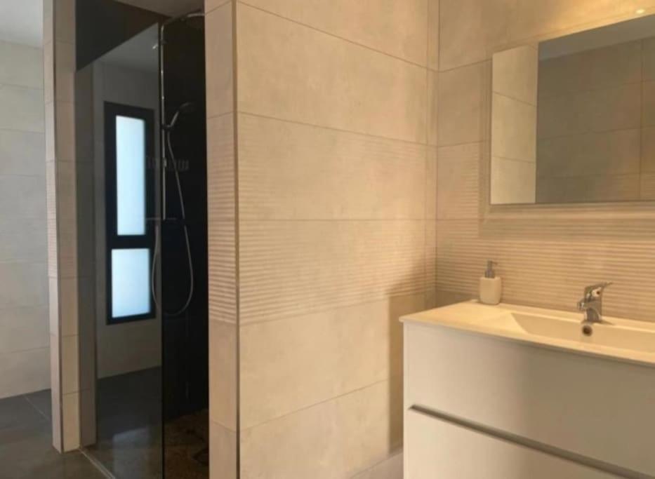 Villa In פינסטראט מראה חיצוני תמונה